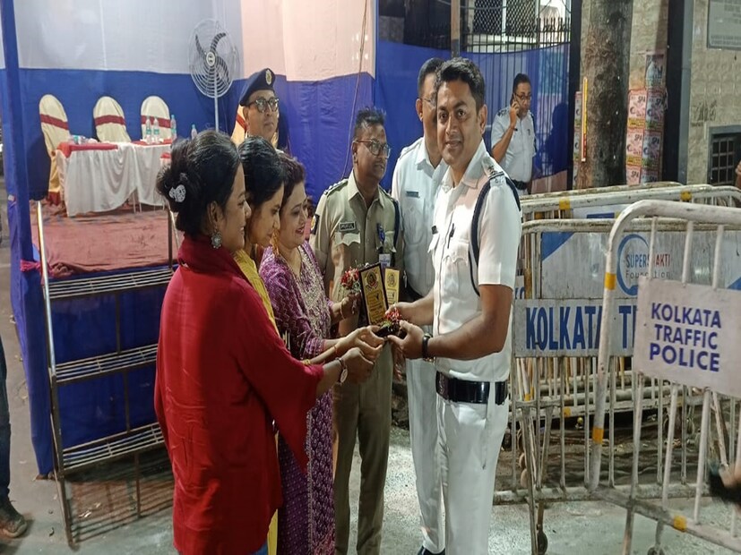 তিনি আরও বলেন, ‘এই সমাজে আমাদের সকাল থেকে রাত্রি অবধি যারা ঝড়, বৃষ্টি, ঠান্ডা গরম উপেক্ষা করে সব সময় আমাদের পাশে সহযোগিতার হাতটা বাড়িয়ে দিয়েছেন যেমন ধরুন পুলিশ কর্মীরা , পুলিশ কর্তারা আমাদের সারাক্ষণ এমন ভাবে একটা রক্ষাকবচ হিসেবে সমাজের স্তম্ভ হিসেবে দাঁড়িয়ে রয়েছে তাদের হাতে সামান্য একটু ফুল আর স্মারক দিয়ে এই বছর আমার অ্যাকাডেমি থেকে ভালবাসার দিনটি পালন করা হল।’