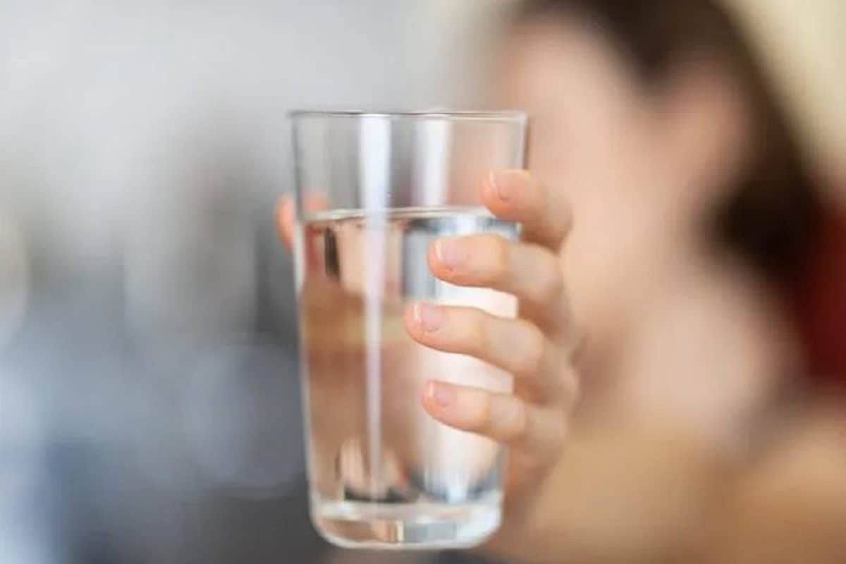 Overhydration Side Effects: মাথাব্যথা, বমি বমি ভাব, ক্লান্তি? অতিরিক্ত জল পান করছেন না তো? বড় বিপদের ইঙ্গিত