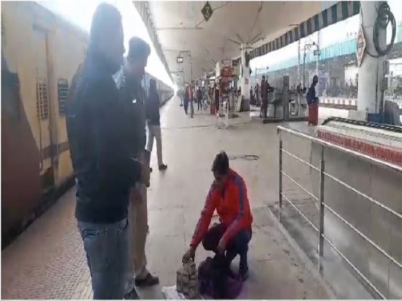 পুলিশ সূত্রে খবর, শনিবার রাতে পটনা হাওড়া জনশতাব্দীতে আসা এক যাত্রীর ব্যাগ থেকে উদ্ধার হয়েছে এই বিদেশি মুদ্রা। 