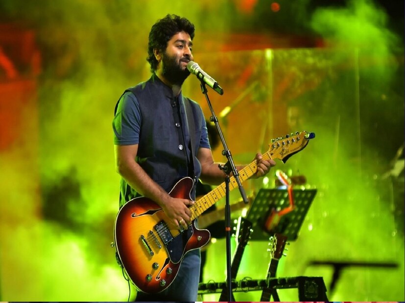 বাবাকে দেখান সকলকে। সকলকেও ফোনের স্ক্রিন ঘুরিয়ে বাবাকে দেখান। ফোন কেটে বলেন, 'ভিডিও কলে আমার বাবা।' এই অংশটিই অনেকে রেকর্ড করেন। ছড়িয়ে পড়ে সোশ্যাল মিডিয়ায়। 