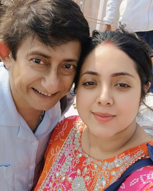 টি-শার্ট ও বার্মুডা পরেন কাঞ্চন, শ্রীময়ীর পরনে সালোয়ার কামিজ! এই পোস্ট সোশ্যাল মাধ্যমে শেয়ার করে শ্রীময়ী লেখেন 'হর হর মহাদেব!' যদিও তিনি পোস্টে কমেন্টে করার অপশন বন্ধ রেখেছেন! তাই তাঁদের ভক্তরা কমেন্ট করার সুযোগ পায়নি!photo source Instagram 