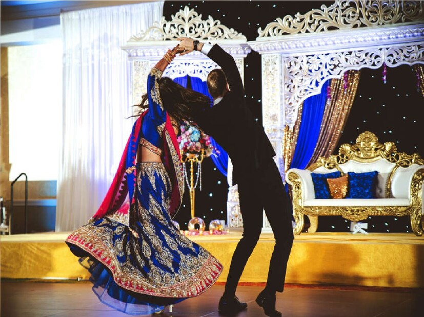 নাচতে নাচতে আচমকা শ্বশুরের সামনে চলে আসে বর। শরীরে দুলিয়ে হবু জামাইয়ের এমন নাচ দেখে বিরক্ত হন শ্বশুর। 
