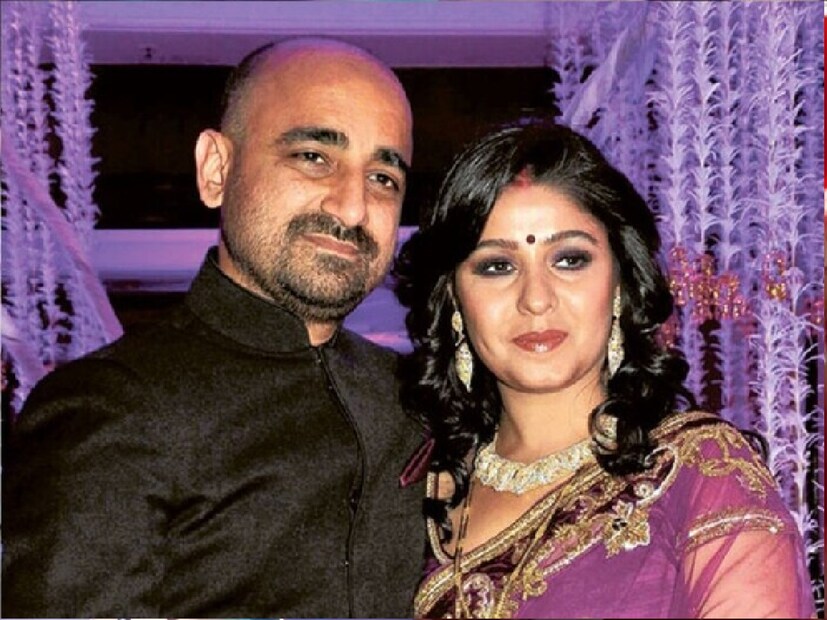 ববিকে বিয়ে করলেও তাঁদের সংসার সুখের হয়নি। বলিপাড়া সূত্রে খবর, মতের অমিল হওয়ায় মাঝেমধ্যেই অশান্তি হত সুনিধি এবং ববির। তখনই তিনি বিচ্ছেদের মামলা করেন। বিয়ের এক বছর পর বিচ্ছেদের সিদ্ধান্ত নেন সুনিধি এবং ববি। শেষের দিকে ববির সঙ্গে এক ছাদের তলায় থাকতেনও না গায়িকা। বলিপাড়া সূত্রে খবর, সে সময় বলি অভিনেতা অনু কপূর এবং তাঁর স্ত্রী অরুণিতা মুখোপাধ্যায়ের সঙ্গে থাকতেন সুনিধি।