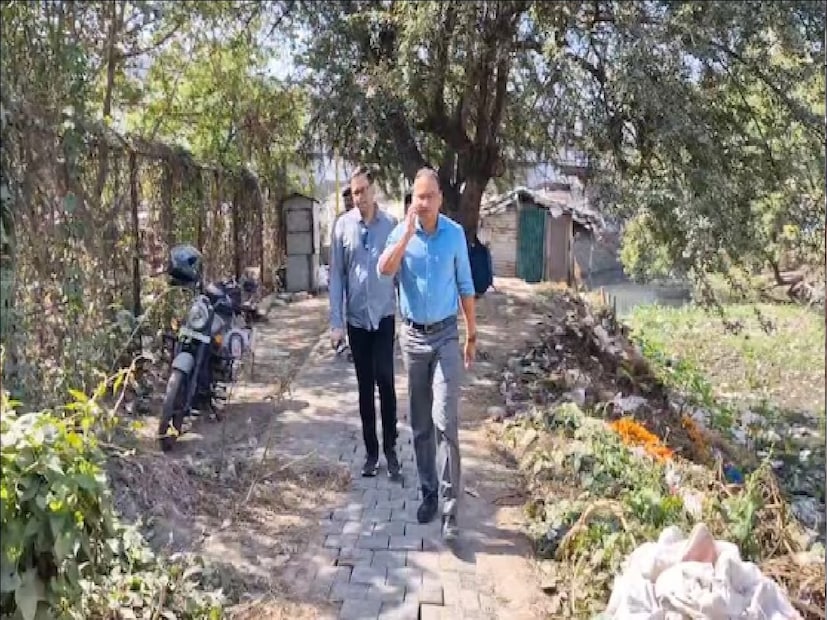 তিনি আরও জানান, 'আগে মার্বেলের কাজ করত সৌমিত্র। বুধবার নদিয়ার ধানতলার বড়বড়িয়ায় নিজের এলাকায় দাঁড়িয়ে তিনি ঘৃণ্য অপরাধের বিরুদ্ধে নিজেই সুর চড়ান।'
