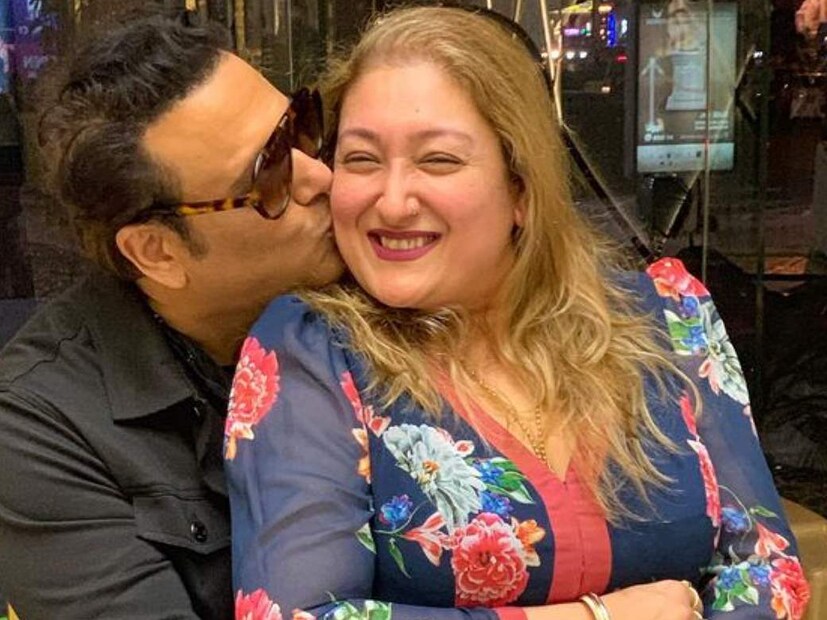 গোবিন্দা যখন ইন্ডাস্ট্রিতে নতুন ছিলেন, তখন তাঁর সহ-অভিনেতাদের সঙ্গে সম্পর্কের গুজব প্রায়শই চলচ্চিত্র ম্যাগাজিনে আলোচিত হতো। গোবিন্দ এবং সুনীতা দু'জনেই বিবাহিত ছিলেন, কিন্তু অভিনেতা তার সহ-অভিনেত্রীদের এই সত্যটি জানাননি। 