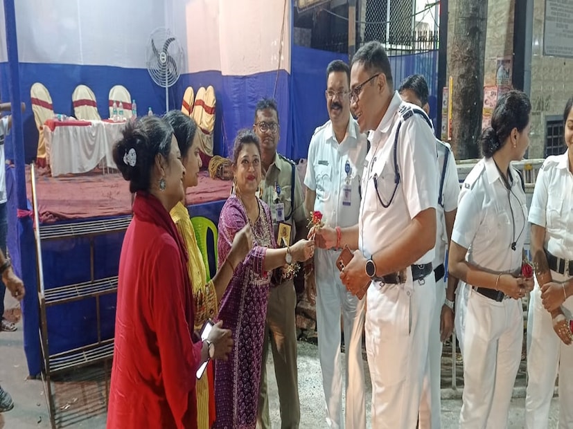 ‘কিন্তু আপনি আপনার ভালোবাসাটা যদি সমাজের বিভিন্ন স্তরে ছড়িয়ে দেন তাহলে দেখবেন আপনাকে সবাই এবং আপনি যে সংস্থার সঙ্গে জড়িত সেই সংস্থাকেও সবাই ভালবাসতে শিখবে। ভালবাসতে জানতে শিখুন, ভালবাসতে শিখুন।’
