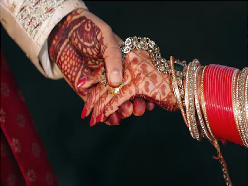 কান্নায় ভেঙে পড়ে কনে ও পরিবারের অন্যেরা। বর ও তাঁর পরিবারের লোকজন এটি নিছক মজা বলে দাবি করলেও কিছুতেই রাজি হননি কনের বাবা। 