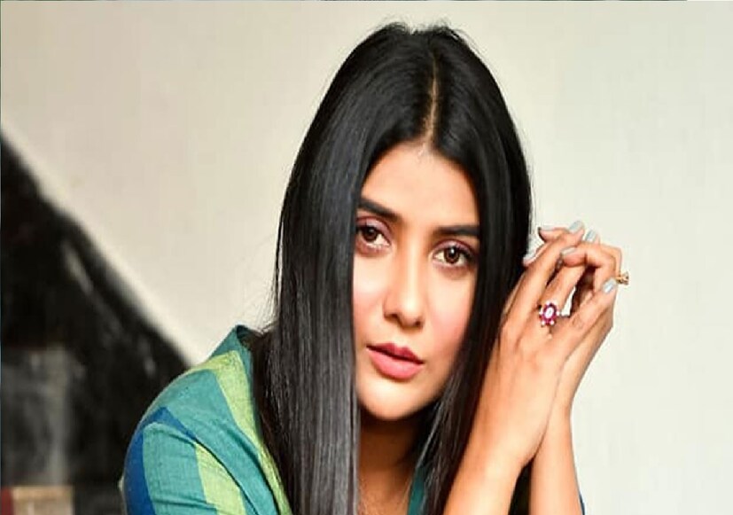 অভিনেত্রী তাঁর ফেসবুকে একগুচ্ছ ছবি পোস্ট করেছেন। যেখানে পোষ্য সারমেয়কে আদর থেকে শুরু করে রয়েছে খাওয়া-দাওয়ার ছবি। আর এসব ছবির মাঝেই একটি ছবিতে চোখ আটকে গেছে সবার। 