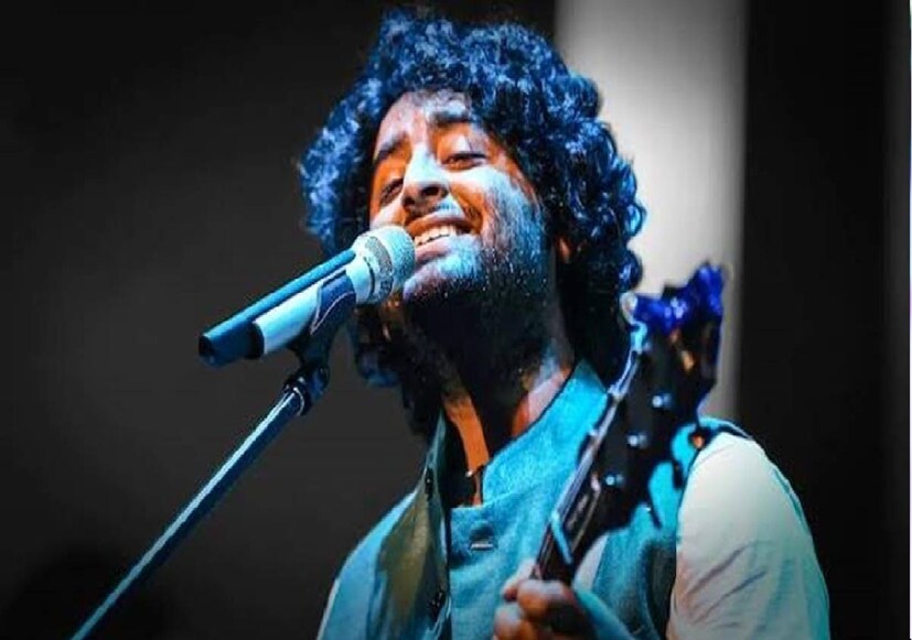 অরিজিতের বাবা একাই থাকেন মুর্শিদাবাদের জিয়াগঞ্জে। সময় পেলেই বাড়ি চলে যান। বাবাকে সময় দেন। শুধু তাই নয়, বাবাকে কাজের মধ্যেও সময় দেন বিখ্যাত গায়ক। 