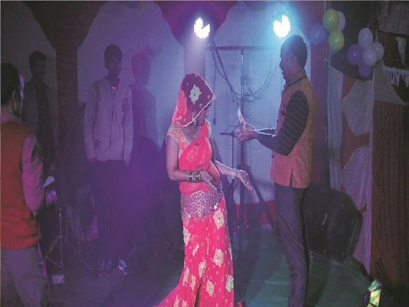 কনের বাবার সামনেই বর তাঁর বন্ধুদের সঙ্গে বলিউডের বিখ্যাত গান চোলি কে পিছে কেয়া হ্যায়-তে নাচছিলেন। শ্বশুর তা দেখেই চমকে ওঠেন। 