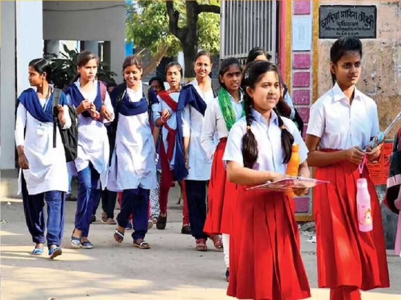 আমরা অনেকেই মাধ্যমিক পরীক্ষা দিয়েছি, অনেকে দেবে, অনেকে ধীরে ধীরে দশম শ্রেণীতে উঠবে। কিন্তু ছোটবেলা থেকে এই পরীক্ষাকে মাধ্যমিক বলে জানলেও, কেন বলে কোনওদিন ভাবি না।
