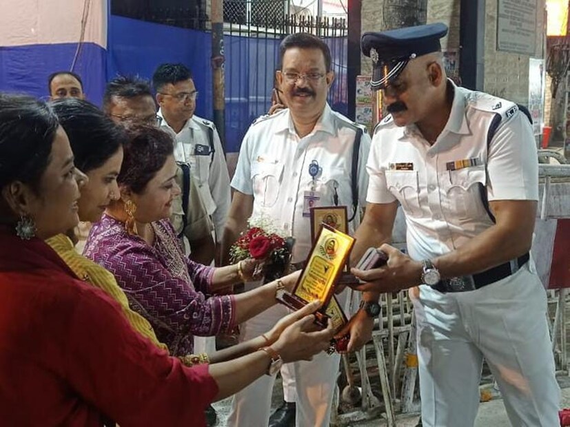 ইন্দ্রানী বললেন “এই বছর ভালবাসার দিনটা একটু অন্যরকম ভাবে পালন করলাম। ভ্যালেন্টাইন্স ডে ভালবাসার দিন এই শব্দটা একটি ল্যাটিন শব্দ স্ট্রেন্থ অর্থাৎ শক্তি থেকে এসেছে। আরে ভালবাসার দিনটা আমরা কি বুঝি! এটা এমন একটা উৎসব যার মধ্যে দিয়ে আমরা বন্ধুত্ব ভালবাসা সমস্ত কিছু রক্ষা করার দায়িত্ব পালন করতে পারি।’