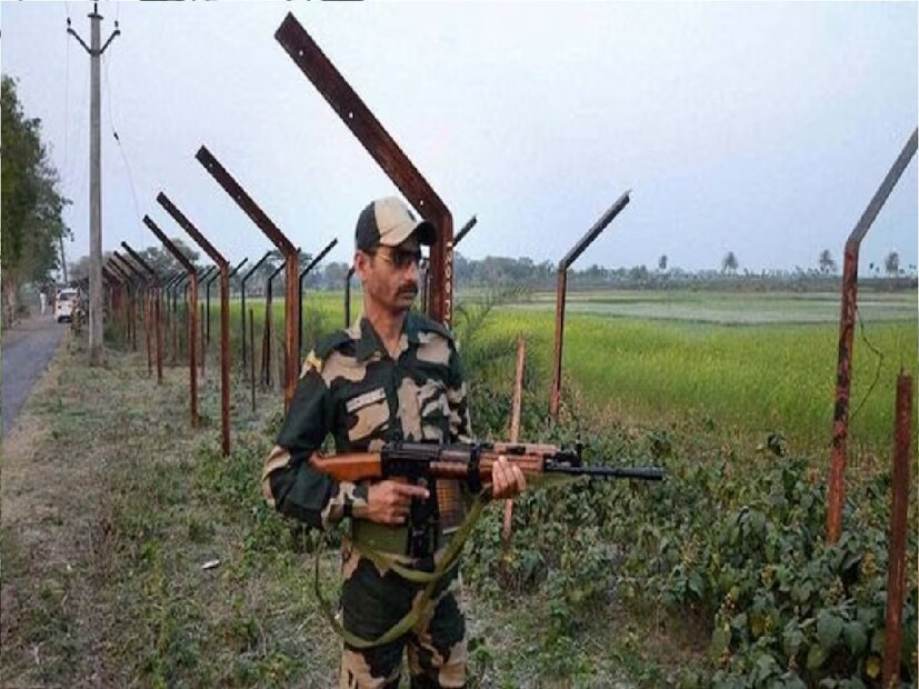গোপন সূত্রে খবরের ভিত্তিতে হবিবপুর থানার ভারত বাংলাদেশ সীমান্তের ৮৮তম ব্যাটালিয়ানের জওয়ানরা সীমান্ত থেকে পাকড়াও করে বাংলাদেশি গরু-পাচারকারীদের।
