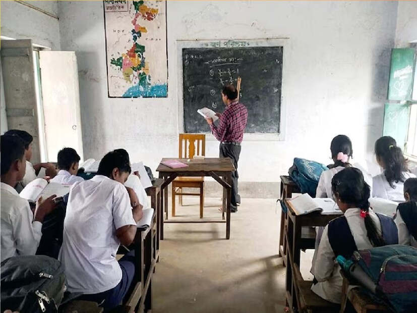 ক্লাস টেন অর্থাৎ দশম শ্রেণীর পরীক্ষাকে পশ্চিমবঙ্গে মাধ্যমিক পরীক্ষা বলে। কিন্তু বলতে পারবেন এই মাধ্যমিক শব্দটির অর্থ কী? কেন এই পরীক্ষাকে মাধ্যমিক বলা হয়?