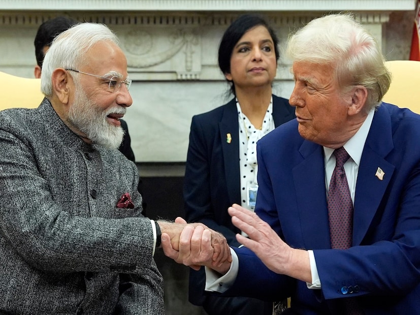ট্রাম্প বলেছিলেন যে ভারত অত্যন্ত উচ্চ শুল্ক আরোপ করে যা মার্কিন যুক্তরাষ্ট্রের পক্ষে ভারতীয় বাজারে জায়গা তৈরি করা কঠিন করে তুলছে। তিনি বলেন, ভারতের সঙ্গে যুক্তরাষ্ট্রের বাণিজ্য ঘাটতি প্রায় ১০০ বিলিয়ন ডলারে পৌঁছেছে। ট্রাম্পের দেওয়া এই পরিসংখ্যান সম্পূর্ণ ভুল ছিল। এই পরিসংখ্যানটি মার্কিন যুক্তরাষ্ট্রের অন্যতম বৃহত্তম সংবাদমাধ্যম সিএনএন ভুল বলে জানিয়েছে৷ Photo- AP