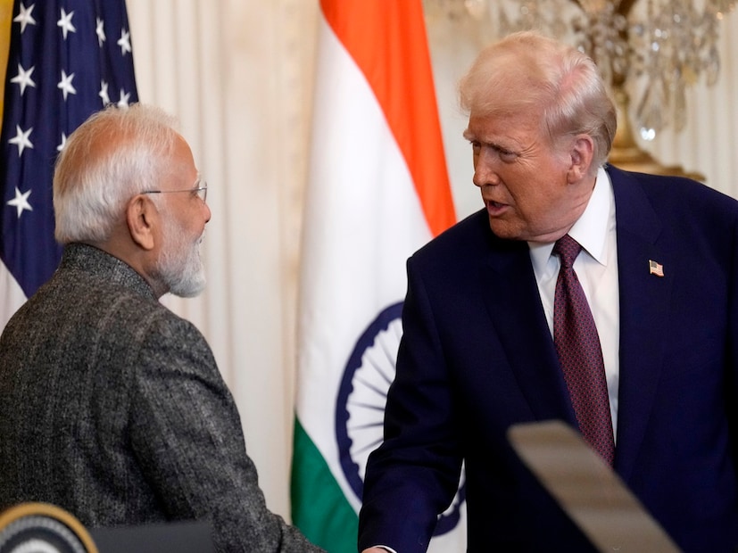 ভারত ও আমেরিকার মধ্যে বাণিজ্য পরিস্থিতিডোনাল্ড ট্রাম্প বলেছিলেন যে ভারতের সাথে বাণিজ্যে আমেরিকার প্রায় ১০০ বিলিয়ন ডলার ক্ষতি হয়েছে। একই সময়ে, সিএনএনের এক প্রতিবেদনে বলা হয়েছে, এই পার্থক্য ছিল মাত্র ৪৫.৬বিলিয়ন ডলার। যা ভারতীয় মুদ্রায় প্রায় ৩.৮ লক্ষ কোটি টাকা হবে। যেখানে ট্রাম্প দাবি করেছেন, এই ক্ষতি ৮.৩ লক্ষ কোটি টাকা। ভারত থেকে মার্কিন আমদানি ছিল তার মোট আমদানির মাত্র ২.৭ শতাংশ। Photo - AP