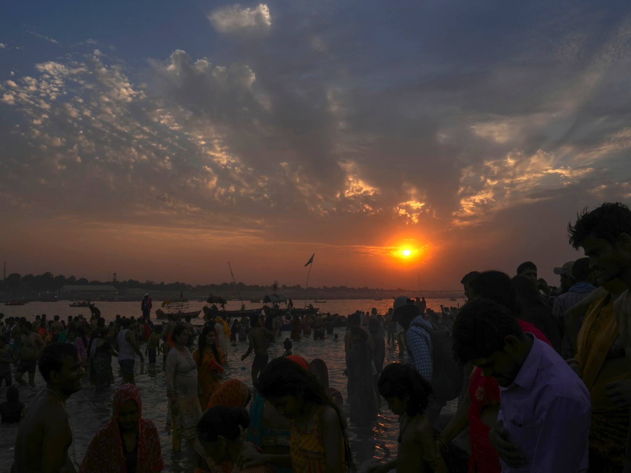 ভক্তিভরে মহাকুম্ভে পুণ্যস্নানে ডুব, বাড়ির কাজের লোক এসে যা দেখল তাতে সংজ্ঞা হারায় আর কী