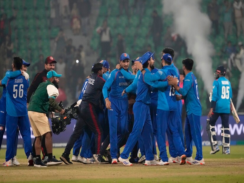 চ্যাম্পিয়য়ন্স ট্রফিতে বড় অঘটন ঘটিয়েছিল আফগানিস্তান। ইংল্যান্ডকে হারিয়ে বাড়ি ফেরার টিকিট পাকা করে দিয়েছিল জস বাটলারদের। একইসঙ্গে নিজেদের সেমিফাইনালে ওঠার আশাও জিইয়ে রেখেছিল। তবে সে আশা মাঠেই মারা গেল তাদের।