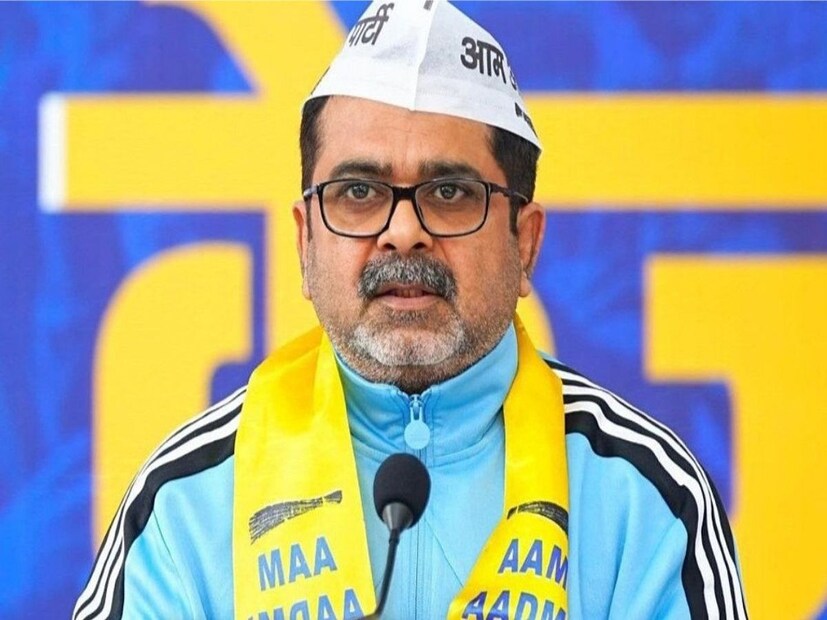 দিল্লি নির্বাচনের ফলাফল ২০২৫ : সিভিল সার্ভিসের প্রস্তুতির জন্য তরুণদের শিক্ষা দেন, উদ্বুদ্ধ করেন তিনি। অথচ রাজনীতির পাঠশালায় এসে সম্পূর্ণ ব্যর্থ। আম আদমি পার্টির (Awadh Ojha AAP) টিকিটে পদপদগঞ্জ বিধানসভা আসন থেকে রাজনীতিতে প্রবেশ করেন অবোধ ওঝা। এই আসনে গণনার সবকটি রাউন্ডের শেষে দেখা গেল বিজেপির রবীন্দ্র সিং নেগি ২৮০৭২ ভোটে জয়ী হয়েছেন।