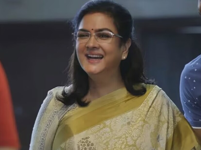 পরে ২০১৬ সালে ৪৪ বছর বয়সে চেন্নাইয়ের ব্যবসায়ী শিবপ্রসাদের সঙ্গে দ্বিতীয় বার বিয়ের পিঁড়িতে বসেছিলেন অভিনেত্রী। দ্বিতীয় বিয়ের পর তাঁদের জীবনে এসেছে এক পুত্র সন্তান। তার নাম ইহান প্রজাপতি। ফিল্মি দুনিয়ার গ্ল্যামারের জাঁকজমক ছেড়ে অভিনেত্রী এখন নিজের দ্বিতীয় স্বামীর সঙ্গে সুখে শান্তিতে সংসার করছেন। 