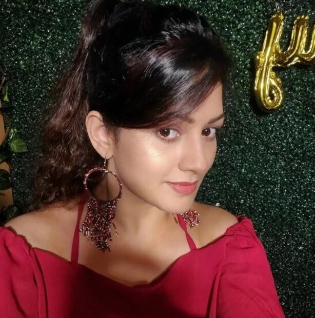 এর আগে ১৯৮৬ সালে অনিতা কুমারস্বামীর সঙ্গে গাঁটছড়া বেঁধেছিলেন এই রাজনীতিবিদ। অন্যদিকে ২০০০ সালে রতন কুমার নামে এক ব্যক্তির সঙ্গে কাতিলের শ্রীদুর্গা পরমেশ্বরী মন্দিরে প্রথমবার বিয়ের পিঁড়িতে বসেছিলেন রাধিকা। বিয়ের কয়েক দিন পরেই অভিনেত্রীর মা দাবি করেছিলেন যে, মাত্র ১৪ বছর বয়স তাঁর। সেই কারণে এই বিয়ের কোনও মর্ম নেই। বাতিল করা হোক বিয়ে। সেই সঙ্গে এ-ও অভিযোগ করেছিলেন যে, রাধিকাকে জোর করে বিয়ে করেছিলেন রতন কুমার। এমনকী, অভিনেত্রীর বাবা এ-ও দাবি করেছিলেন যে, রাধিকাকে পুড়িয়ে মারতে চেয়েছিলেন তাঁদের জামাতা। তবে ওই একই বছর অর্থাৎ ২০০২ সালে হার্ট অ্যাটাকে মৃত্যু হয়েছিল অভিনেত্রীর প্রথম স্বামীর। 