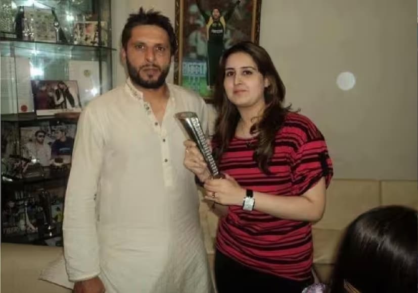  ক্রিকেটারদের ব্যক্তিগত সম্পর্কে জানতে আগ্রহী থাকেন তাঁদের ভক্তরা। ক্রিকেটারদের বিবাহিত জীবন নিয়েও সমর্থকদের কৌতুহলের শেষ নেই। তবে আপনি কি জানেন, এমন কিছু ক্রিকেটার রয়েছেন, যাঁরা নিজেদের দূরসম্পর্কের বোনকেই বিয়ে করেছেন!