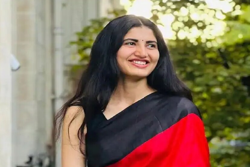 মডেলিংয়ে আকাশছোঁয়া সাফল্য সত্ত্বেও বাবাকে দেখে কর্তব্যবোধের খাতিরে অন্য পথে অগ্রসর হতে থাকেন ঐশ্বর্য। গ্ল্যামার দুনিয়ার জাঁকজমক ছেড়ে সরকারী কর্মচারী হিসেবে দেশের সেবায় ব্রতী হন তিনি। ২০১৮ সালে আইআইএম ইনদওরে সুযোগ পান তিনি। কিন্তু সেদিকে আর যাননি। বরং পরিবর্তে ইউপিএসসি সিএসই পরীক্ষার জন্য এক বছর কঠোর পরিশ্রম করেছিলেন। কোচিং ক্লাসে না গিয়ে নিজেই পড়াশোনা করেছিলেন। দশ মাসের প্রয়াসের পর প্রথমবারেই পরীক্ষায় পাশ করেন। তাঁর অল ইন্ডিয়া র&#x200d;্যাঙ্ক ছিল ৯৩। 
