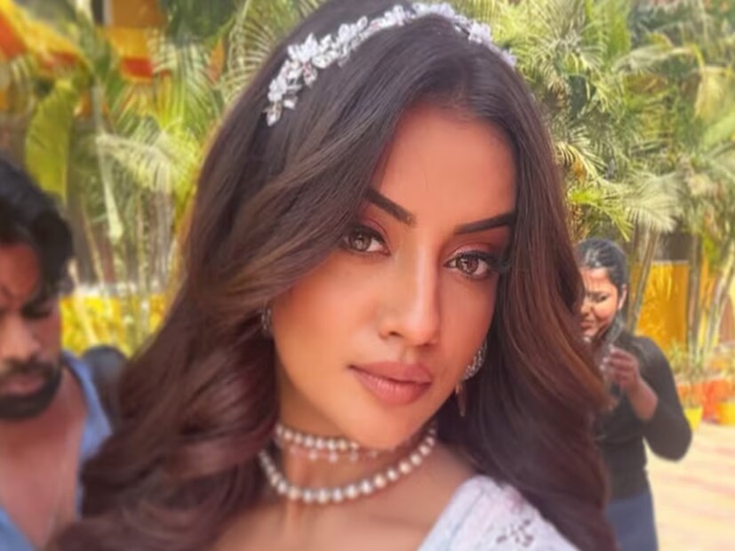 জ্যোতি জানান, পবন ফিরছেন না দেখে তাঁর মা উদ্বিগ্ন হয়ে পড়েন। তিনি এসে বলেন, “পবন এখনও কেন ফিরল না একবার ফোন করে দেখো।” তখন তিনি পবনকে ফোন করেন। কিন্তু ফোন ধরেন অক্ষরা। তিনি বলেন, “পবন খুব নেশা করেছেন। এখন ঘুমোচ্ছেন।” এরপর অক্ষরা জ্যোতিকে স্পষ্ট করে দেন, “পবন পরিবারের চাপে বিয়ে করেছে। কিন্তু স্ত্রী বলে আমাকেই মানে।” 