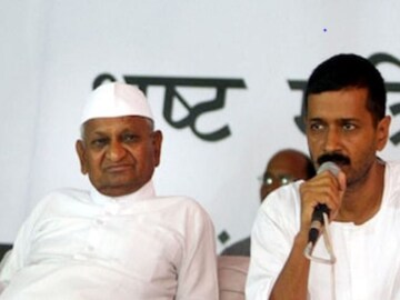 অন্না হাজারের পাশে অরবিন্দ কেজরিওয়াল (ফাইল ছবি)৷ 