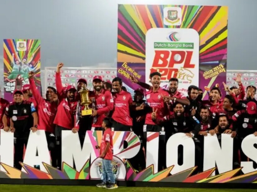 সেখানে ২০২৫ সালে বাংলাদেশ প্রিমিয়ার লিগের চ্যাম্পিয়ন দল পেয়েছে বাংলাদেশি টাকায় আড়াই কোটি টাকা। ফলে ১০ বছর দিয়ে গুন করলেও তা আইপিএলের থেকে কম।