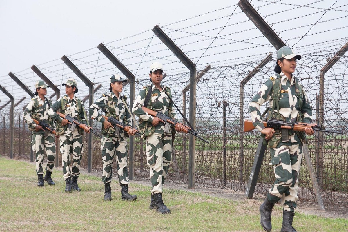 Bangladesh border: একাই একশো, সীমান্তে চোরা চালানকারীদের শিক্ষা দিলেন বিএসএফ-এর মহিলা জওয়ান! দেখুন ভিডিও