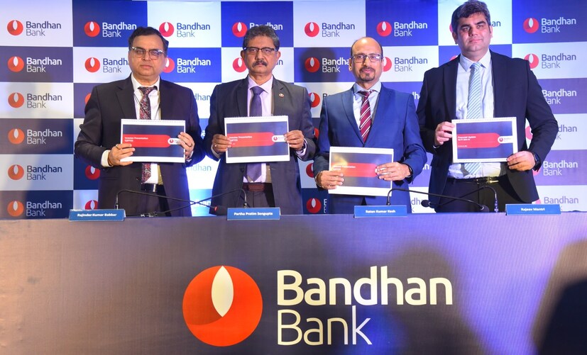 ব্যাপক কমল নিট মুনাফা। ২০২৪-এর অক্টোবর-ডিসেম্বর ত্রৈমাসিকে বন্ধন ব্যাঙ্কের নিট মুনাফা ৪২ শতাংশ কমে ৪২৬ কোটি টাকায় নেমে এল। ৩১ জানুয়ারি ব্যাঙ্কের পেশ করা ত্রৈমাসিক রিপোর্ট থেকে এই তথ্য জানা গিয়েছে। আগের বছর এই সময় ৭৩৩ কোটি টাকার নিট মুনাফা করেছিল বন্ধন ব্যাঙ্ক। তবে আশার কথা হল, নেট ইন্টারেস্ট ইনকাম বা NII ১২ শতাংশ বেড়েছে। অক্টোবর-ডিসেম্বর ত্রৈমাসিকে বন্ধন ব্যাঙ্কের নেট ইন্টারেস্ট ইনকাম পৌঁছেছে ২,৮৩০ কোটি টাকায়। যা আগের বছরের এই সময় ২,৫২৫ কোটি টাকা ছিল। 