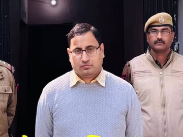 সাইবার জালিয়াতদের সঙ্গে হাত মিলিয়ে ২৭ কোটি টাকা লুঠ! 