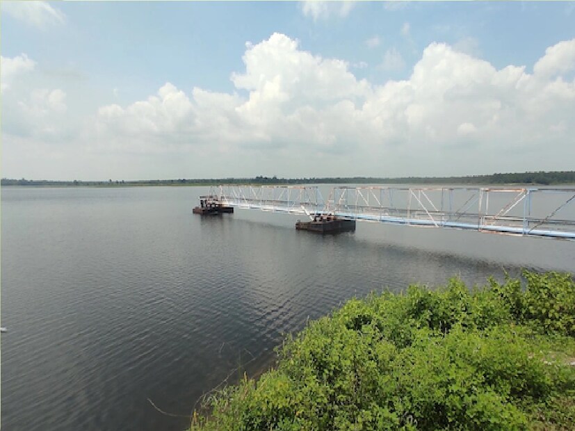 *হালকা হালকা রোদ্দুর, সঙ্গে নীল জলরাশি-মিষ্টি হাওয়া। পরিষ্কার ঝকঝকে নীল আকাশ। মানুষের ভিড় হাতে গোনা। নিউজিল্যান্ড, হ্যাঁ ঠিক শুনলেন! যেন নিউজিল্যান্ড। বেশিদূর যেতে হবে না, কলকাতা থেকে মাত্র তিন ঘণ্টার রাস্তা। গাড়ি করে অথবা ট্রেনে করে চলে আসুন বাঁকুড়ার গঙ্গাজলঘাটির গাংদুয়া ড্যাম। নিজের চোখে দেখলে তবেই বুঝবেন যে একটুও বাড়িয়ে বলা হচ্ছে না। প্রতিবেদনঃ নীলাঞ্জন ব্যানার্জী। ফাইল ছবি। 