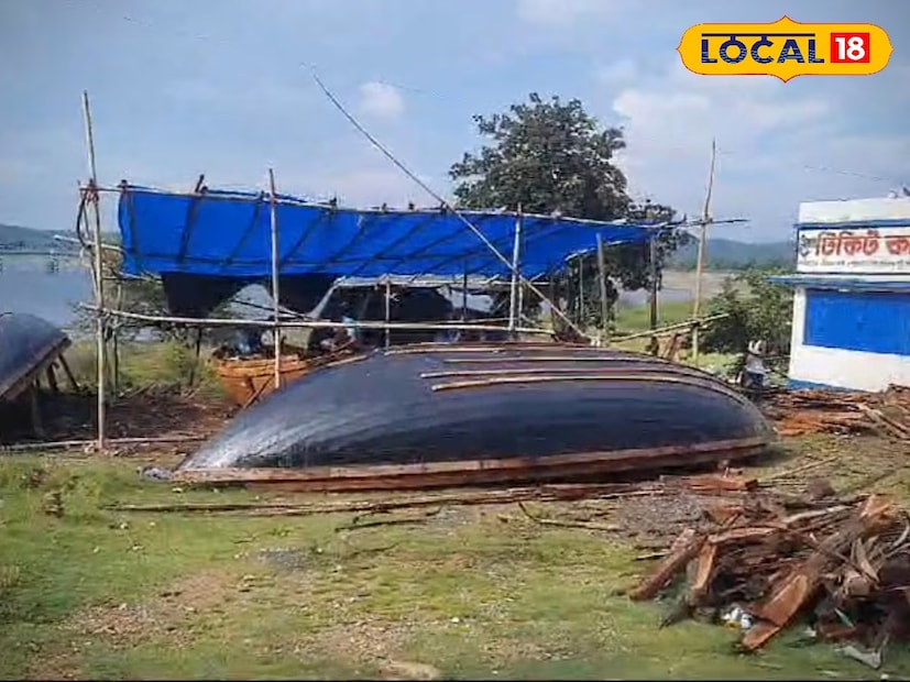 মুকুটমণিপুরে এই সময় থেকে লেগে থাকে পর্যটকদের আনাগোনা। ২৫ ডিসেম্বর থেকে শুরু হয়েছে পর্যটকদের আসা যাওয়া। প্রতিবছরই কয়েকবার নৌকো সারাই করতে হয় নৌকো চালকদের। তাদের জীবিকার অন্যতম মুখ্য সাধন হল নৌকাবিহার, সেই কারনেই নৌকাগুলিকে ঠিক করে তৈরি করা প্রাথমিকভাবে খুবই গুরুত্বপূর্ণ বলে মনে করেন নৌকা চালকরা।