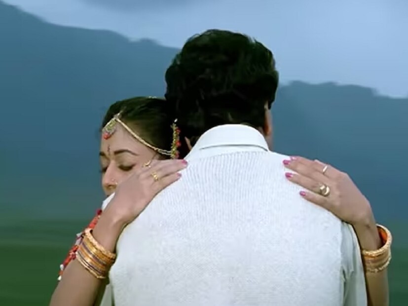 ১৯৭৩ সালে ‘ববি’ ছবির হাত ধরে রুপোলি জগতে পদার্পণ করেছিলেন ঋষি কাপুর। সেই প্রথম ছবি থেকেই তিনি প্রমাণ করে দিয়েছিলেন যে, অভিনয়টা তাঁর রক্তেই রয়েছে। নিজের প্রথম ছবির হাত ধরেই রাতারাতি তারকা হয়ে ওঠেন তিনি। নিজের কেরিয়ারে বেশিরভাগ ক্ষেত্রেই তিনি রোম্যান্টিক চরিত্রে অভিনয় করেছেন। কিন্তু সিনে দুনিয়ায় ঋষি কাপুরের প্রবেশ তাঁর বাবা রাজ কাপুরের জন্য একপ্রকার আশীর্বাদ হয়ে উঠেছিল। 