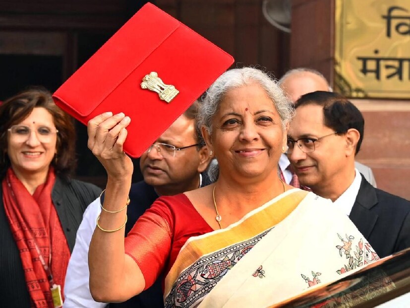 বাজেটে বার্ষিক ১২ লাখ টাকা পর্যন্ত আয় সম্পূর্ণ করমুক্ত ঘোষণা করা হয়েছে। মধ্যবিত্তরা খুশি। অর্থমন্ত্রী বাজেট বক্তৃতায় বলেছেন, ‘বিকশিত ভারত’ গঠনের জন্য ‘কর সংস্কার’ অত্যন্ত গুরুত্বপূর্ণ। শুধু তাই নয়, আমজনতার কথা মাথায় রেখেই এই সিদ্ধান্ত নেওয়া হয়েছে। 