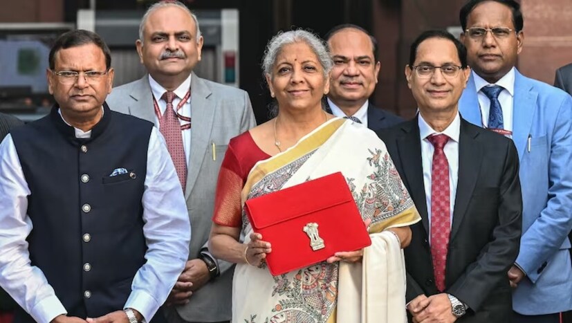 ১২ লাখ টাকা বার্ষিক আয়ে আগে ৮৩,২০০ টাকা আয়কর দিতে হত। এখন পুরো টাকাটাই বাঁচবে। ১৫ লাখ টাকা বার্ষিক আয়ের ক্ষেত্রে আগে আয়করের পরিমাণ ছিল ১,৪৫,৬০০ টাকা। এখন ১,০৯,২০০ টাকা কর দিতে হবে। অর্থাৎ ৩৬,৪০০ টাকা বাঁচবে। 