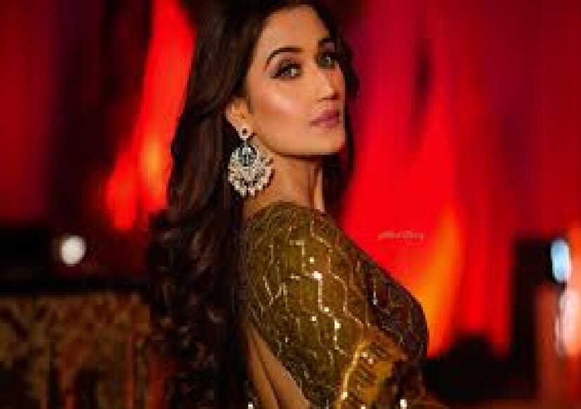 টাকা ফেরত চাইলে হুমকি! কিন্তু নির্দিষ্ট সময় পেরিয়ে গেলেও ছবির কাজ এগোয়নি। টাকা ফেরত চাইলে অভিযুক্তরা টাকা ফেরত দিতে অস্বীকার করে এবং মিথ্যা মামলায় ফাঁসানোর ও প্রাণনাশের হুমকি দেয়। 