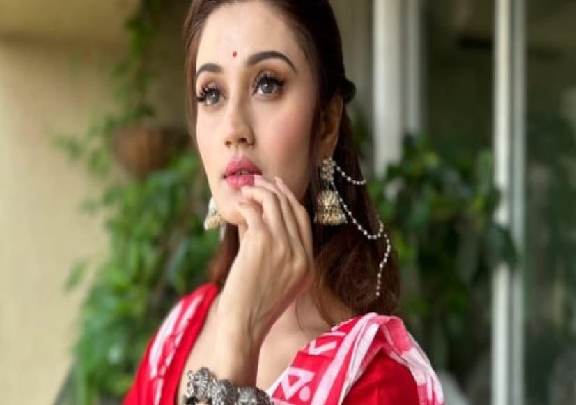 এই অফার আকর্ষণীয় মনে হওয়ায় আরুশি ৯ অক্টোবর ২০২৪-এ হিমশ্রী ফিল্মস ও মিনি ফিল্মসের মধ্যে একটি MOU (মেমোরেন্ডাম অফ আন্ডারস্ট্যান্ডিং) স্বাক্ষর করেন। এরপর, ১০ অক্টোবর প্রথম কিস্তিতে দুই কোটি টাকা দেন। তারপর, বিভিন্ন অজুহাতে এবং চাপে ফেলে ১৯ নভেম্বর আরও এক কোটি, ২৭ অক্টোবর ২৫ লাখ এবং ৩০ অক্টোবর ৭৫ লাখ টাকা নেয় প্রতারকরা। 