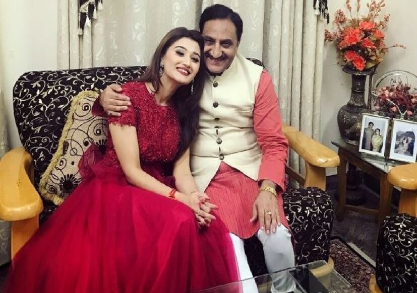 কে এই আরুশি নিশাঙ্ক? আরুশি নিশাঙ্ক একজন অভিনেত্রী, চলচ্চিত্র প্রযোজক ও পরিবেশবিদ। সম্প্রতি তিনি &quot;তারিণী&quot; ছবিতে অভিনয় করেছেন এবং স্পর্শ গঙ্গা অভিযানের সহ-প্রতিষ্ঠাতা। এই প্রতারণার ঘটনা ফিল্ম ইন্ডাস্ট্রিতে বিনিয়োগের নিরাপত্তা নিয়ে বড় প্রশ্ন তুলেছে।