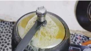 কুকার পরিষ্কার করার সময়, হুইসেলটি সম্পূর্ণরূপে খুলুন এবং এর আবরণ পরিষ্কার করুন। কুকারের হুইসেল পরিষ্কার থাকলে জল বের হওয়ার সমস্যা হবে না।