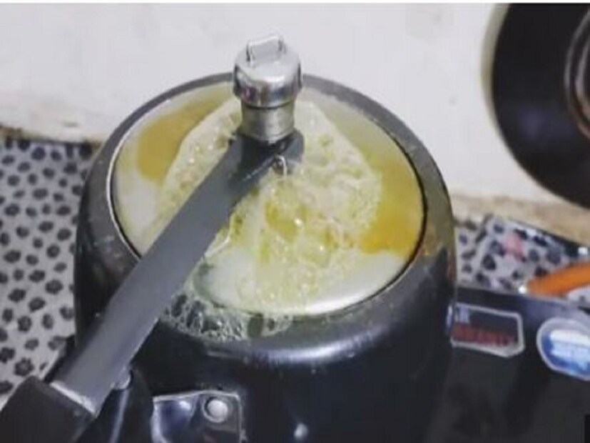 কুকার পরিষ্কার করার সময়, হুইসেলটি সম্পূর্ণরূপে খুলুন এবং এর আবরণ পরিষ্কার করুন। কুকারের হুইসেল পরিষ্কার থাকলে জল বের হওয়ার সমস্যা হবে না।