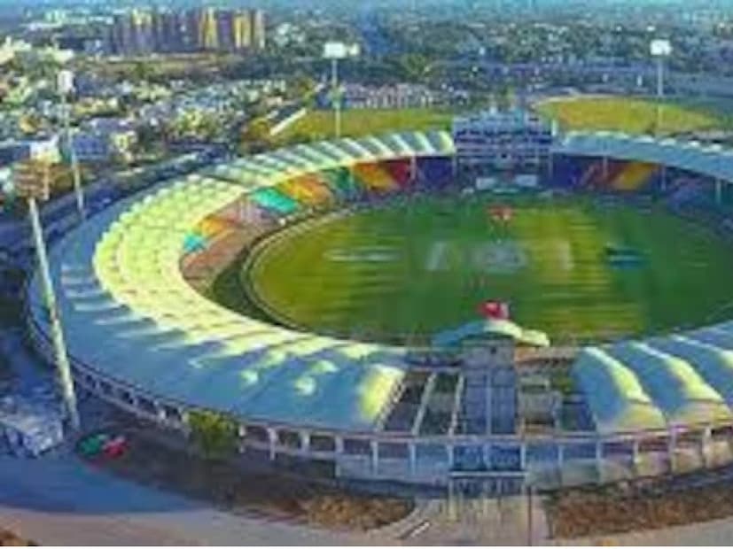 পাকিস্তান চ্যাম্পিয়ন্স ট্রফি আয়োজন করলেও ভারত সেখানে নিরাপত্তার কারণ দেখিয়ে ভ্রমণ করতে অস্বীকার করার পরে, ভারত তাদের সমস্ত ম্যাচ খেলছে দুবাইয়ে৷ এর ফলে ভারত একটি ধরণের পিচেই খেলছে এবং সেটা দুবাই আন্তর্জাতিক ক্রিকেট স্টেডিয়ামে, যেখানে পিচগুলি তাদের স্পিন আক্রমণ প্রবলভাবে সমর্থন করছে।