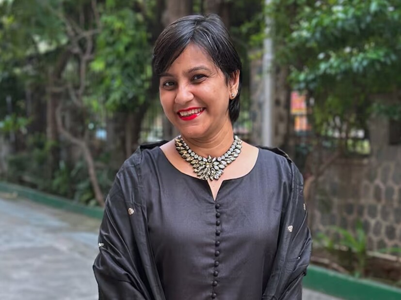 এরপর দেখেশুনেই বিয়ে হয় রজনীর। দিল্লির বাসিন্দা সঙ্গীত জৈনের সঙ্গে গাঁটছড়া বাঁধেন। পেশায় ব্যাঙ্কের কর্মী সঙ্গীত। একবার রজনী নিজেই তাঁদের প্রেমকাহিনির কথা বলেছিলেন। রজনী জানান যে, দুই পরিবারের মাধ্যমেই তাঁদের আলাপ। প্রথমে তো স্বামীর মুখই দেখেননি। বাগদানের পর হবু স্বামীর মুখ দেখেছিলেন। এরপর তাঁরা দিল্লির অক্ষরধামে যান। 