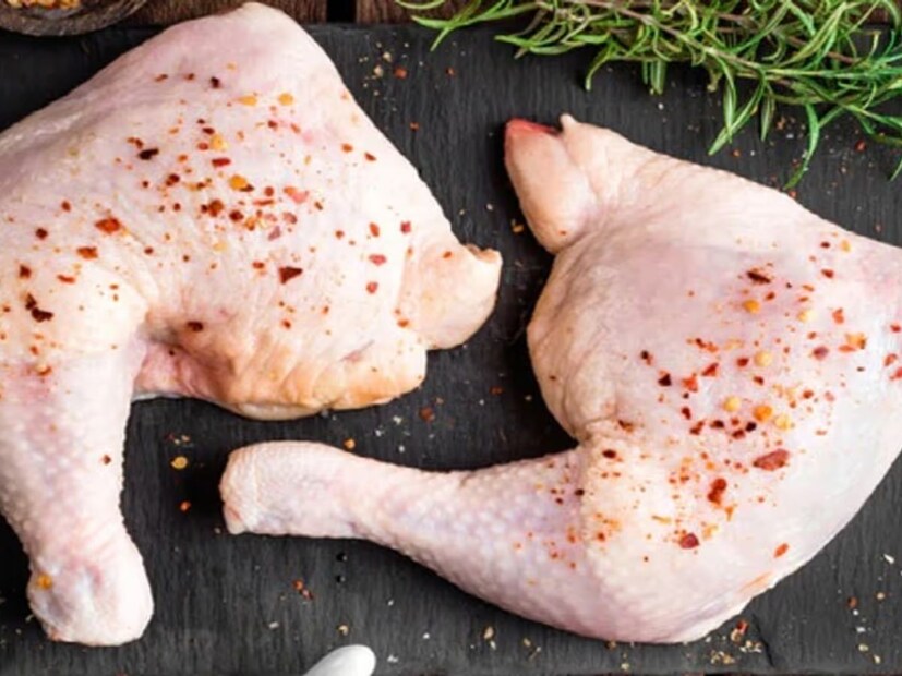 এমনকী বাড়ির বাইরে থেকে খাওয়ার আনিয়ে খেতে গিয়েও বেশিরভাগ জনেই বেছে নেন চিকেনেরই কোনও পদ। কিন্তু চিকেনের ভুল অংশ খেলে শরীরের সমস&#x200d;্যার কারণ হয়ে উঠতে পারে। 