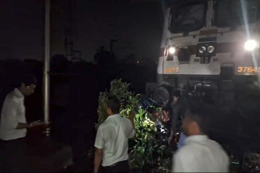 প্রায় এক ঘণ্টা খড়্গপুরে আটকে থাকে করমণ্ডল এক্সপ্রেস৷ রেলের পক্ষ থেকে গাছ সরানোর পর ফের গন্তব্যের উদ্দেশ্যে রওনা দেয় ট্রেনটি৷ 
