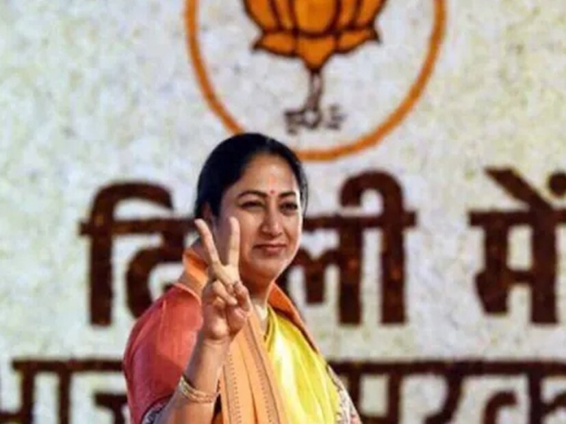 ছাত্র রাজনীতি থেকে উঠে আসা রেখা দিল্লি বিশ্ববিদ্যালয়ের ছাত্র সংসদের (DUSU) সভাপতি ছিলেন। পুরসভার কাউন্সিলার পদেও দায়িত্ব সামলেছেন। তিনি দিল্লির চতুর্থ মহিলা মুখ্যমন্ত্রী। তাঁর আগে সুষমা স্বরাজ, শীলা দীক্ষিত এবং আতিশি এই পদে ছিলেন। 
