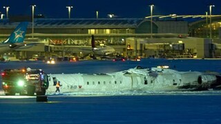 কানাডার টরন্টো বিমানবন্দরে ৮০ জন যাত্রী নিয়ে উল্টে গেল ডেল্টা এয়ারলাইন্সের বিমান (Photo: Reuters)