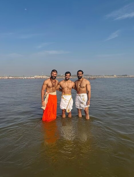 মহাকুম্ভে এসেছিলেন দক্ষিণী সুপারস্টার বিজয় দেবরকোন্ডা। সঙ্গমে ডুব দেন। ঘুরে দেখেন কাশী। অভিনেতার সঙ্গে ছিলেন মা মাধবী দেবরকোন্ডা, ঘনিষ্ঠ বন্ধু এবং পরিবারের কয়েকজন সদস্য। ‘পুষ্পা’ খ্যাত আল্লু অর্জুনের স্ত্রী স্নেহা রেড্ডিকেও দেখা গিয়েছে তাঁদের সঙ্গে। 